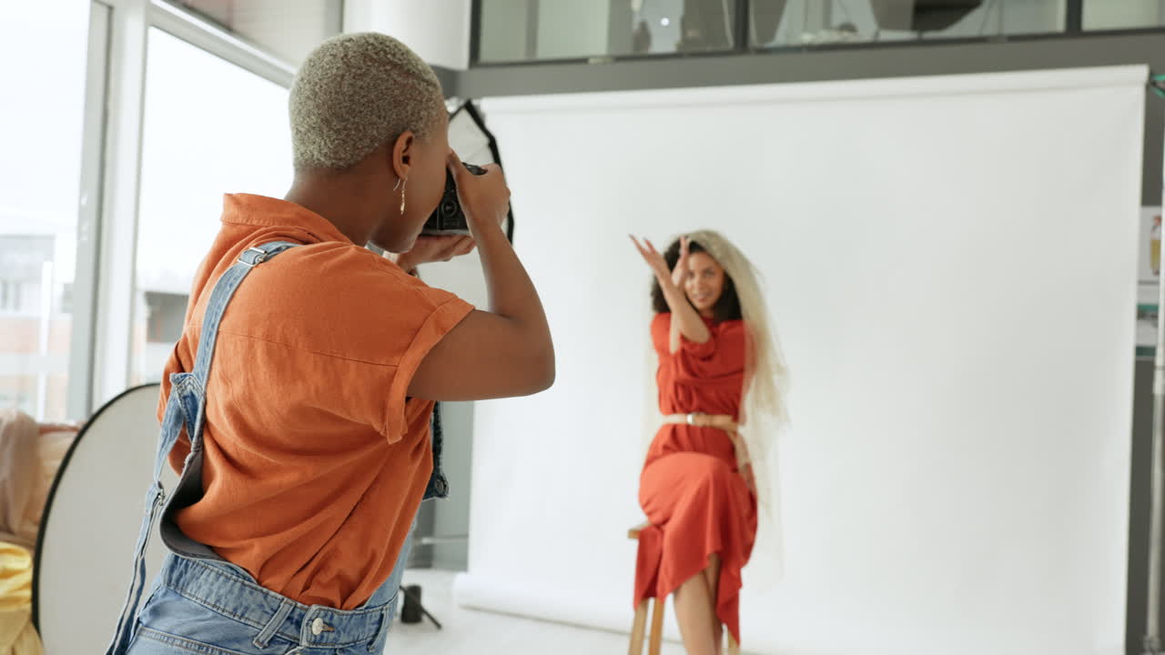 fotógrafo negro haciendo una sesión de fotos con el modelo