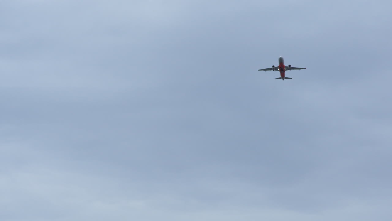 회색 폭풍우가 치는 날씨에 4k 고해상도로 촬영된 점보 제트기
