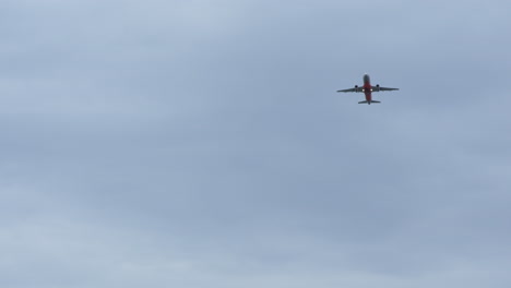 Jumbo-Jet-Flugzeug,-Das-Bei-Grau-stürmischem-Wetter-In-4k-Hoher-Auflösung-Ins-Land-Kommt