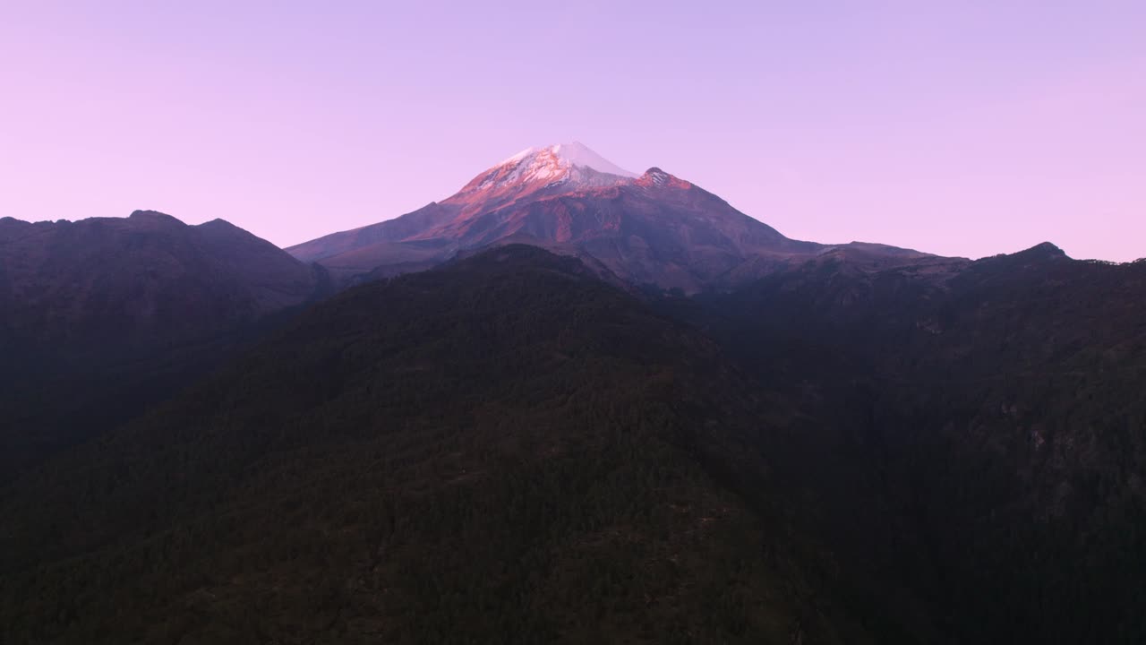 bucle aéreo de una vista del paisaje de un volcán y sus alrededores