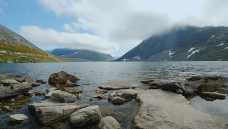Blick-Auf-Einen-Malerischen-Hochgelegenen-See-In-Norwegen-4k-Video