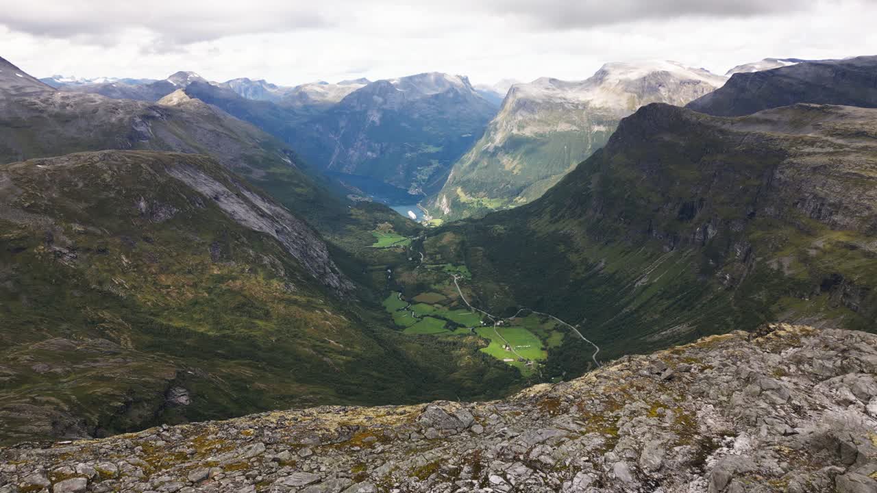 bellissima valle verde in una catena montuosa con un fiordo o un lago e una grande nave nel porto, norvegia, europa, drone