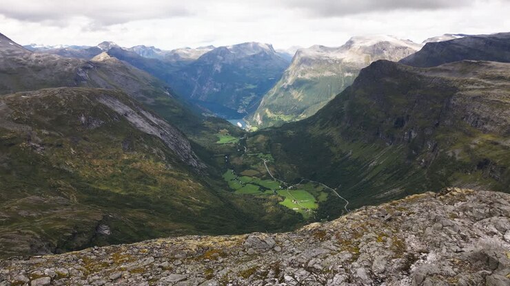 bellissima valle verde in una catena montuosa con un fiordo o un lago e una grande nave nel porto, norvegia, europa, drone