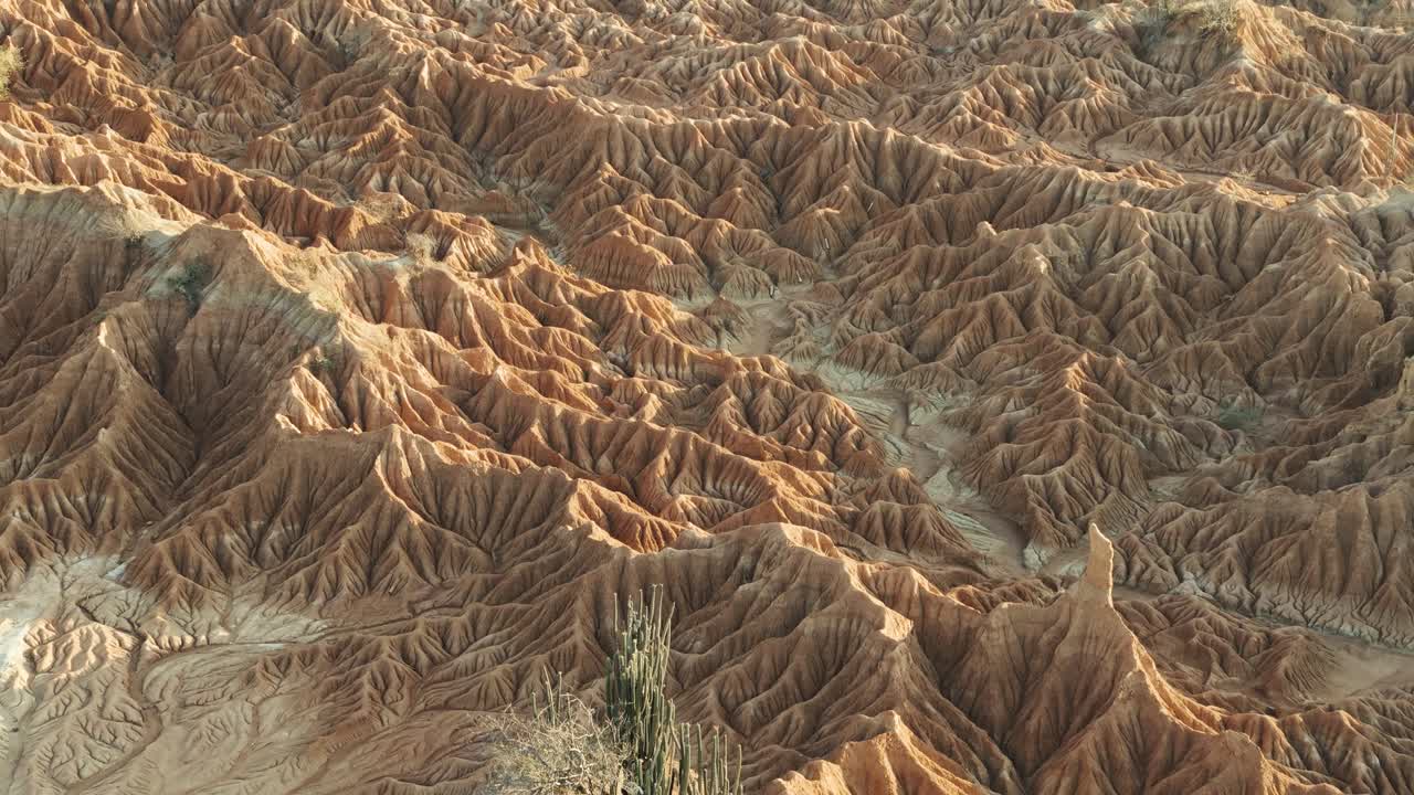 cordilleras y colinas de erosión en el paisaje del desierto de tatacoa en colombia, aérea