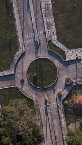 vista aérea de una escuela de conducción abandonada