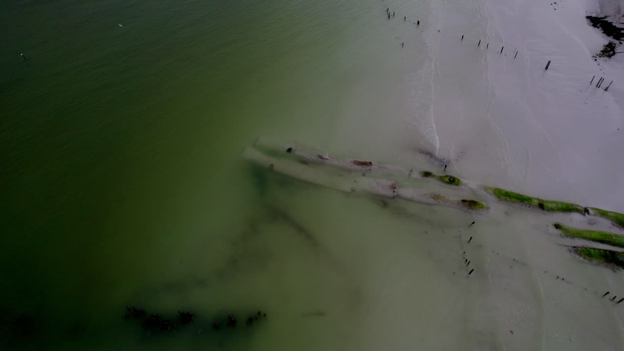 vista superior de drones sobre la isla de agua de la playa