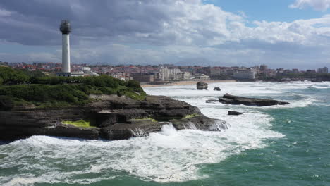 Vista-Desde-El-Cielo-Faro-De-Biarritz-Océano-Atlántico-Olas-Rompiendo-En-Las-Rocas