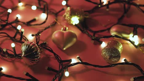 fotografía de cerca de la guirnalda con luces doradas y juguetes navideños en fondo de color. concepto navideño. decoración del hogar. hermoso bokeh