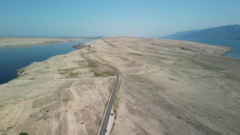 impresionantes capas blancas de rocas y la escarpada costa de la isla de pag con el mar azul y el cielo una imagen aérea en croacia