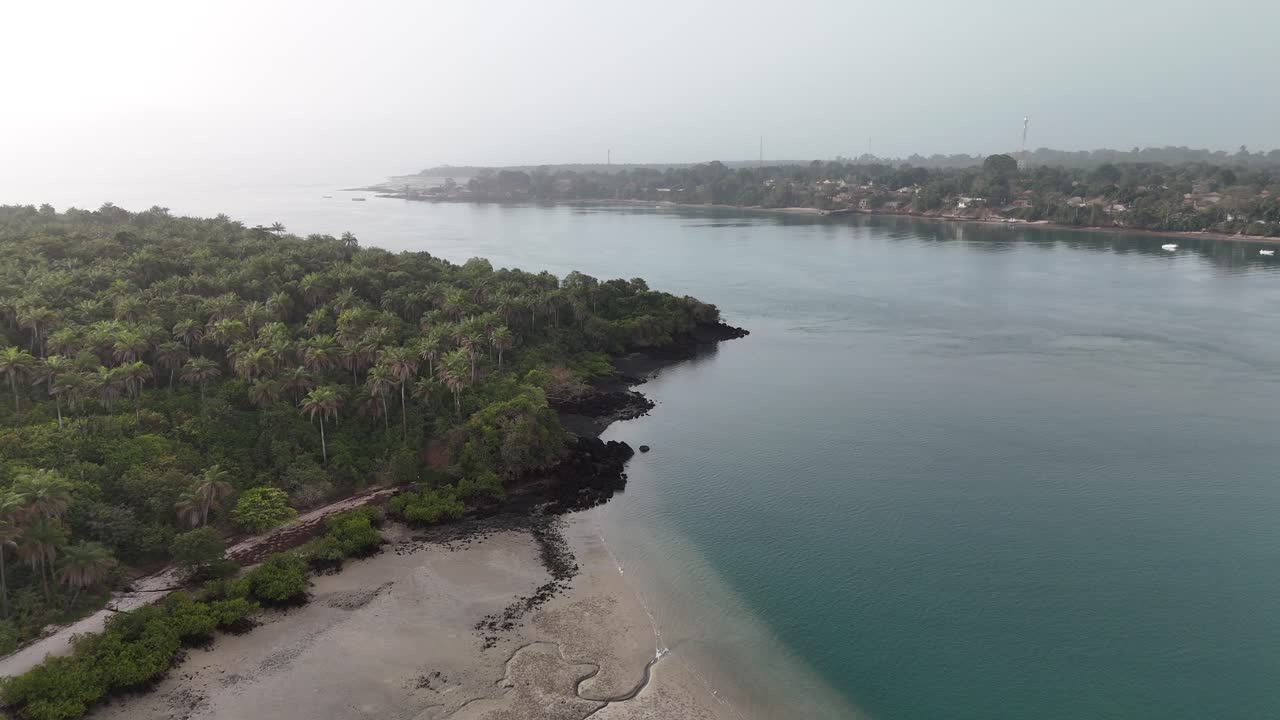 Gyldent lys over tropiske mangrove og rolig hav i Bijagós-øygruppen, Guinea-Bissau Afrika droneopptak
