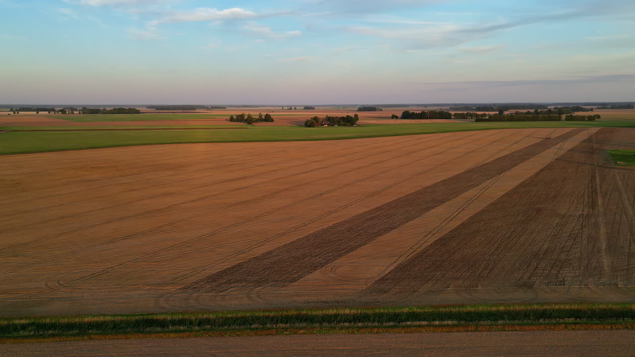 воздушный вид сельскохозяйственных полей при заходе солнца