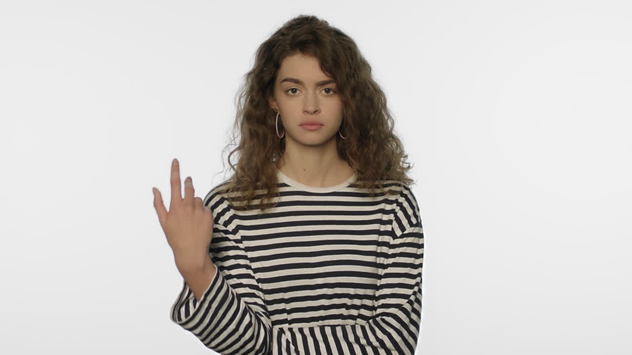 혼란스러운 여성은 스튜디오에서 질문을 이해하지 못합니다. 여성의 오해