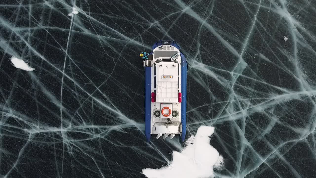 얼어붙은 호수 에 있는 수면선