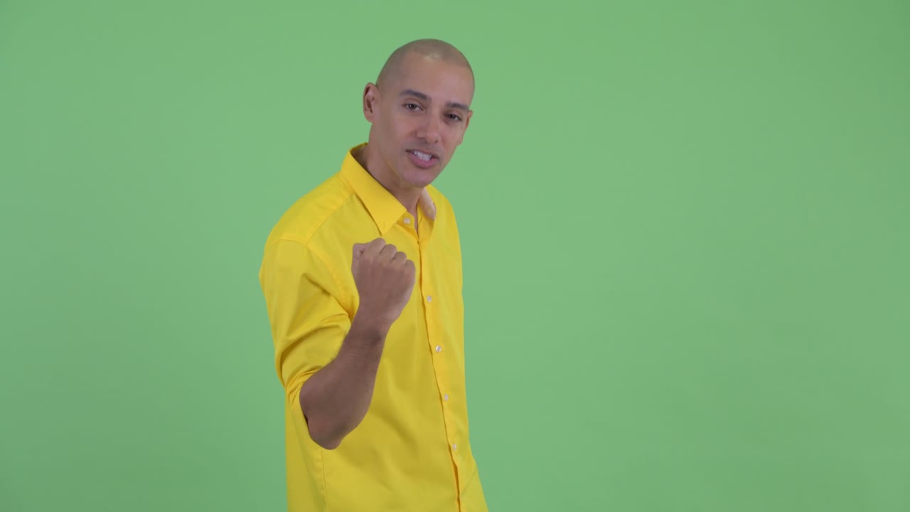 retrato de un feliz y guapo hombre de negocios calvo