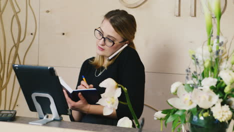 Young-administrator-speaks-on-the-phone-with-the-client-and-takes-orders-2