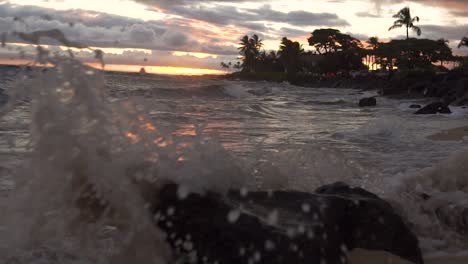 Panorámica-A-Cámara-Lenta-A-Lo-Largo-De-La-Playa-En-Hawaii-Al-Atardecer