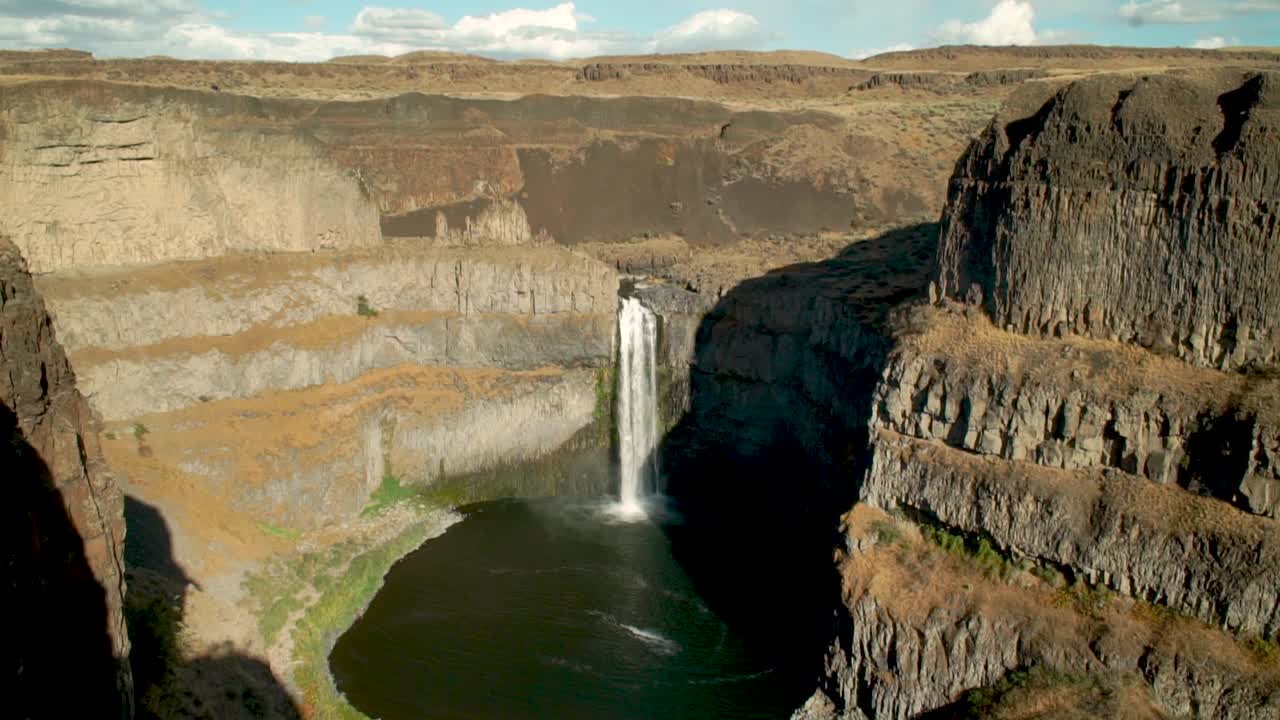 tarde en las espectaculares cataratas palouse en el estado de washington con una panorámica lenta a la derecha
