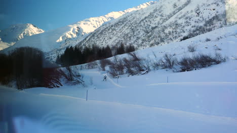 Langläufer-Arbeiten-Sich-Durch-Die-Schweizer-Alpen-Als-Blick-Vom-Glacier-Express