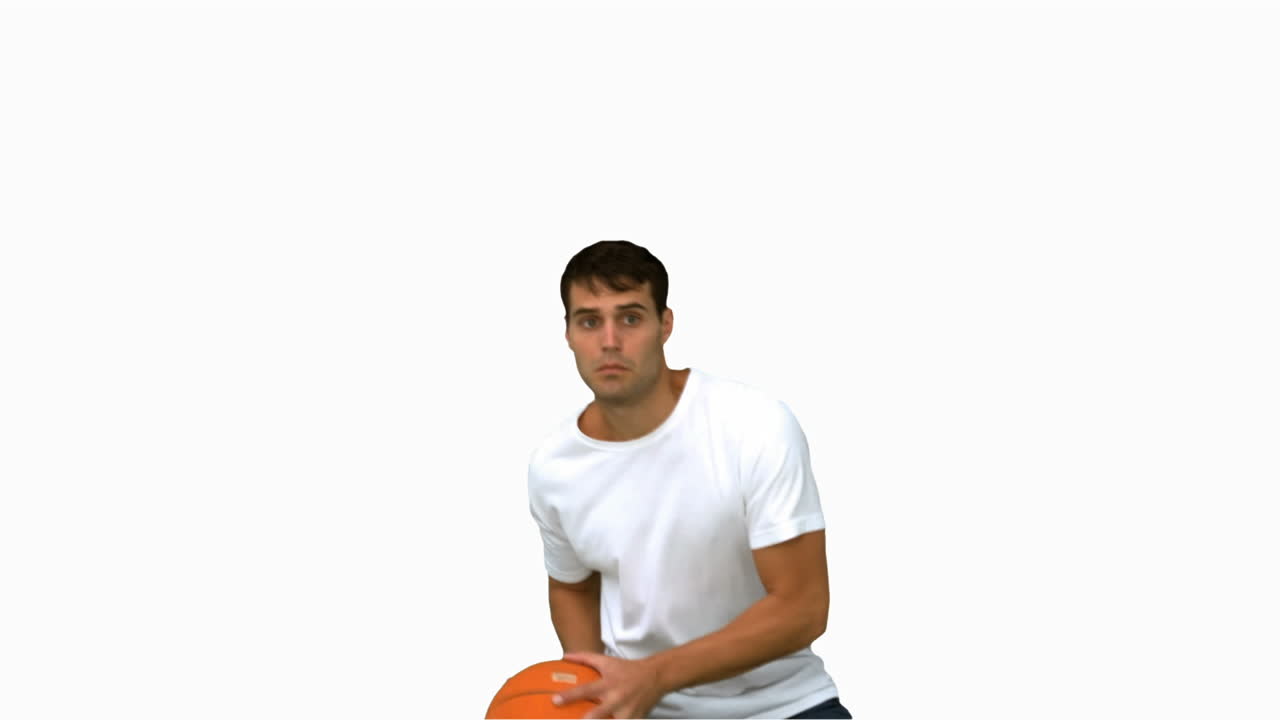 hombre guapo atrapando y lanzando una pelota de baloncesto en la pantalla blanca