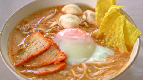 Fideos-De-Arroz-Con-Albóndigas,-Cerdo-Asado-Y-Huevo-En-Sopa-Picante---Fideos-Tom-Yum