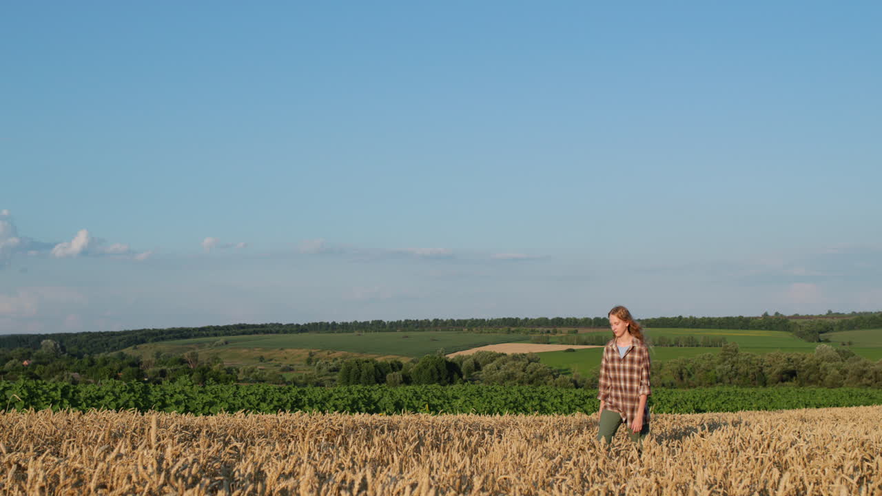 счастливая девочка-подросток бежит по живописному пшеничному полю.