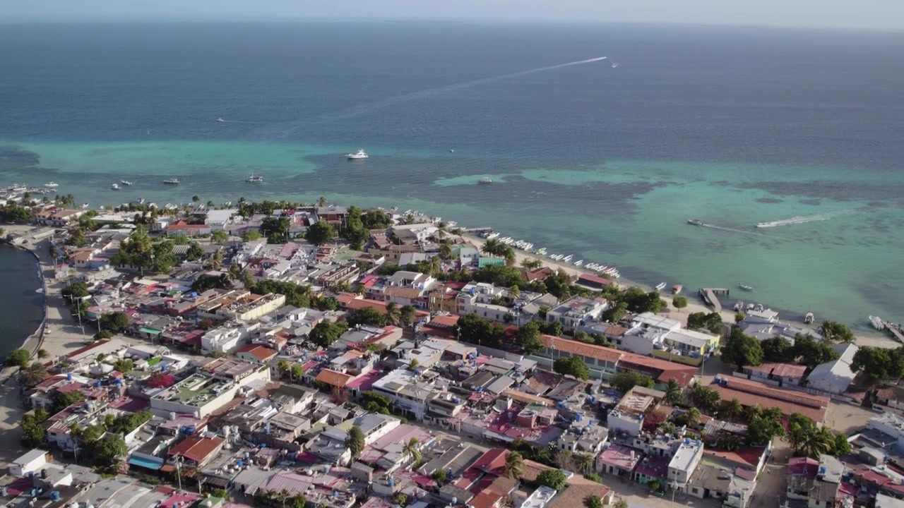 Ampia prospettiva aerea di un denso villaggio insulare, architettura caraibica unica, piccolo porto e la straordinaria bellezza del mare tropicale a Los Roques, Venezuela