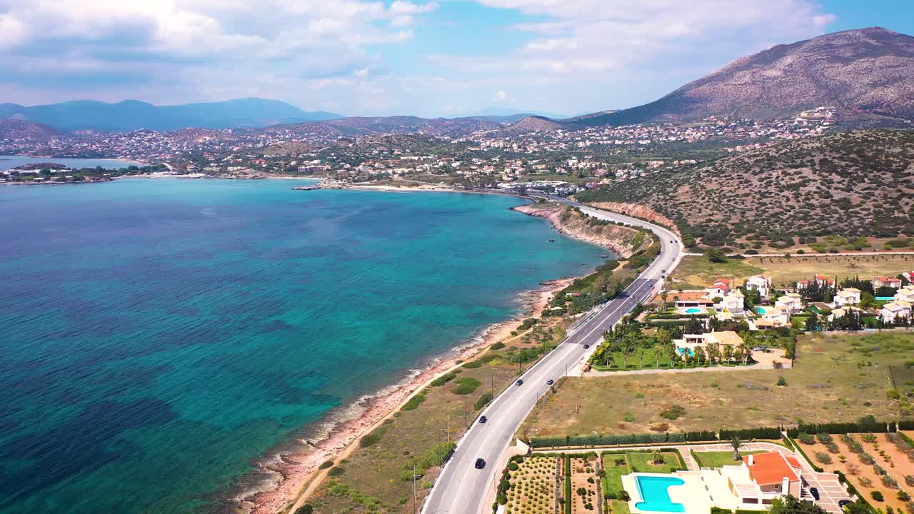 increíble agua turquesa en la costa egea de ática sunio filmado por un dron