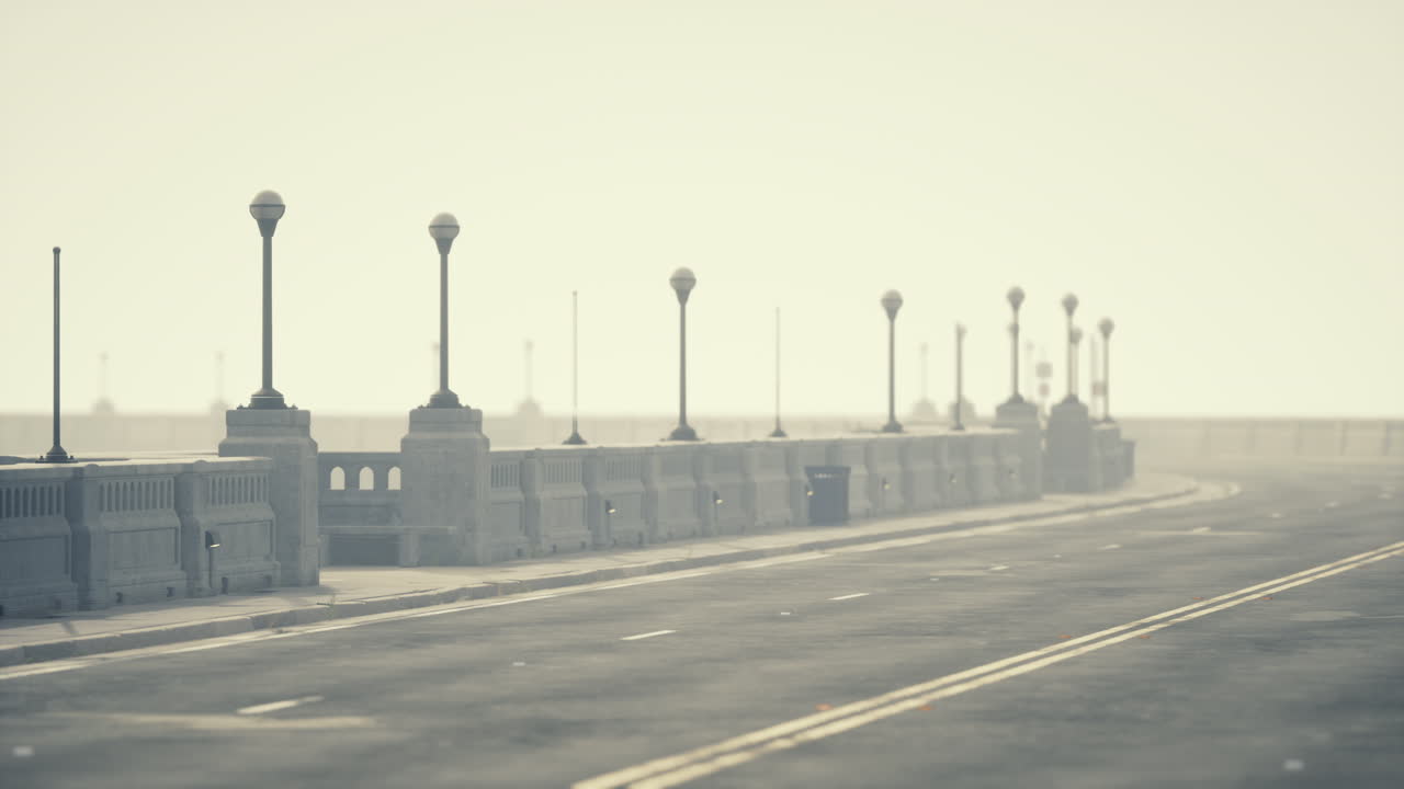 비어 있는 안개 가득한 도시 거리