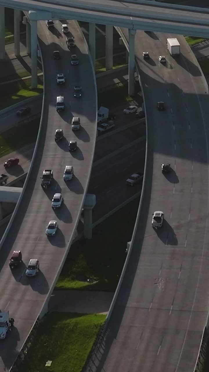 Oversigtsbillede af Dallas' centrum, der viser motorveje og bygninger ovenfra