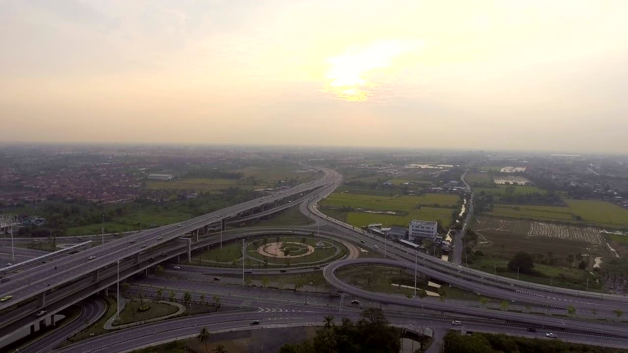 tráfico de autopistas y círculo en bangkok, tailandia, vista aérea