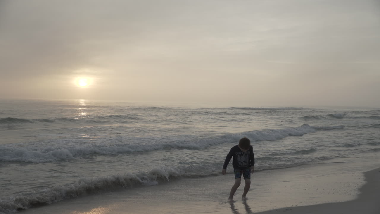 niños jugando en la playa al atardecer o al amanecer