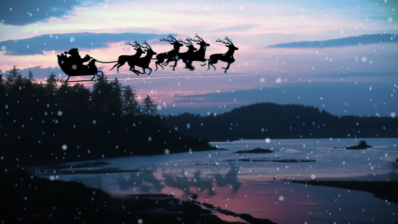 Lumihiutaleita putoaa, taustalla joulupukki poronvetämässä reessä talvimaiseman yllä.