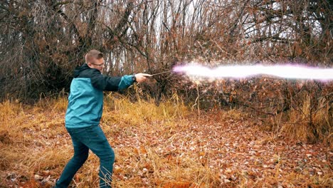 un mago adolescente usa un deseo mágico para lanzar un hechizo a un adversario que está fuera de la pantalla