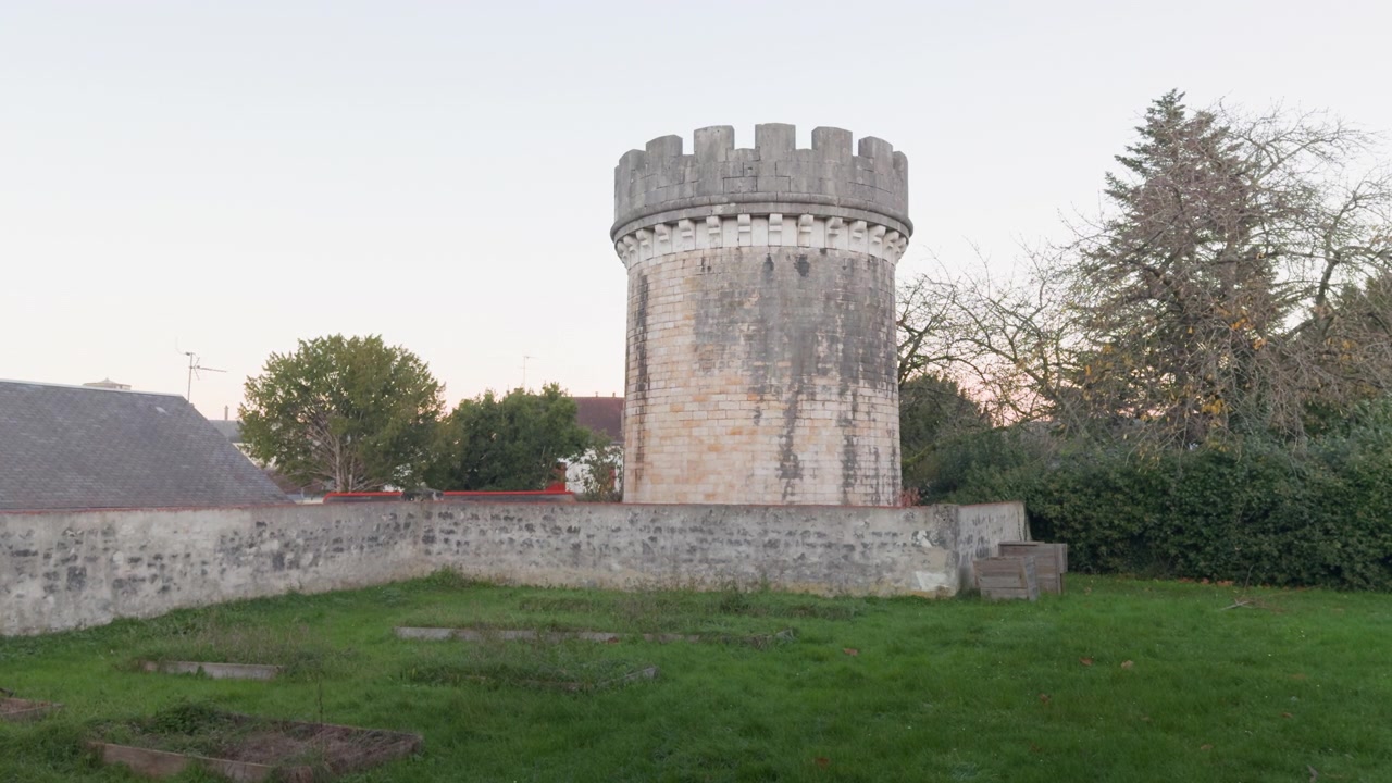 La torre del castello di Saint-Aignan si erge imponente contro un sereno cielo al tramonto.