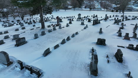 lápidas del cementerio del cementerio en la nieve del invierno