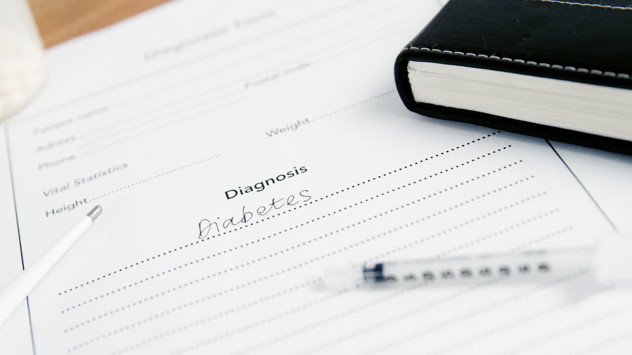 primer plano de la inyección con diagnóstico de diabetes y diario