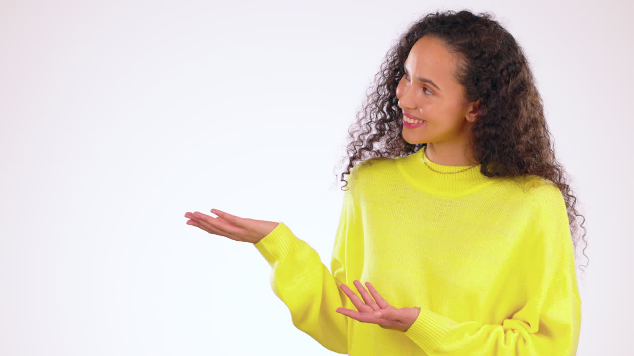 presentación, maqueta y sonrisa con mujer negra