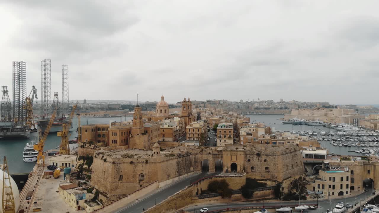 Forte Sant'Elmo nel Porto della Valletta, a Malta - Ripresa aerea con rivelazione ascendente