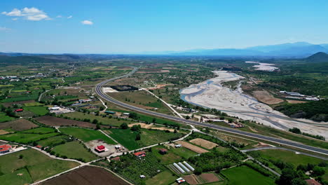 Vista-Aérea-Del-Río-Pineios-Cerca-De-Los-Monasterios-De-Meteora-En-Tesalia,-Grecia