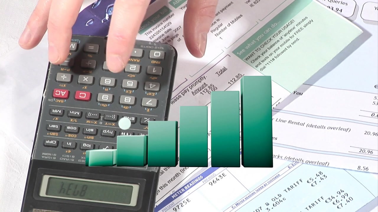Dedos pressionando calculadora, ativando um gráfico de barras 3D verde que sobe para mostrar a tendência das contas.