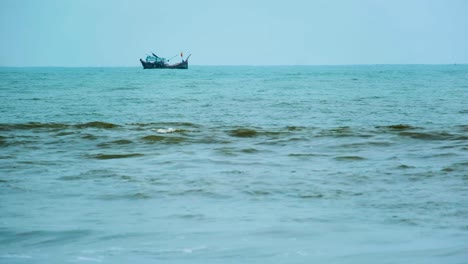 Fischtrawler-Auf-See-Vom-Strand-Aus-Gesehen