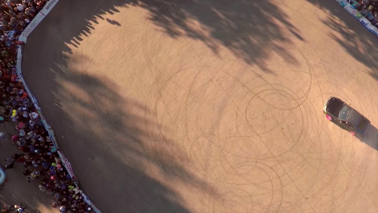 군중 중에서 차를 떠다니는 공연의 공중 시각