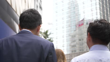 Hombres-de-negocios-caminando-por-la-calle