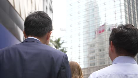 hombres de negocios caminando por la calle