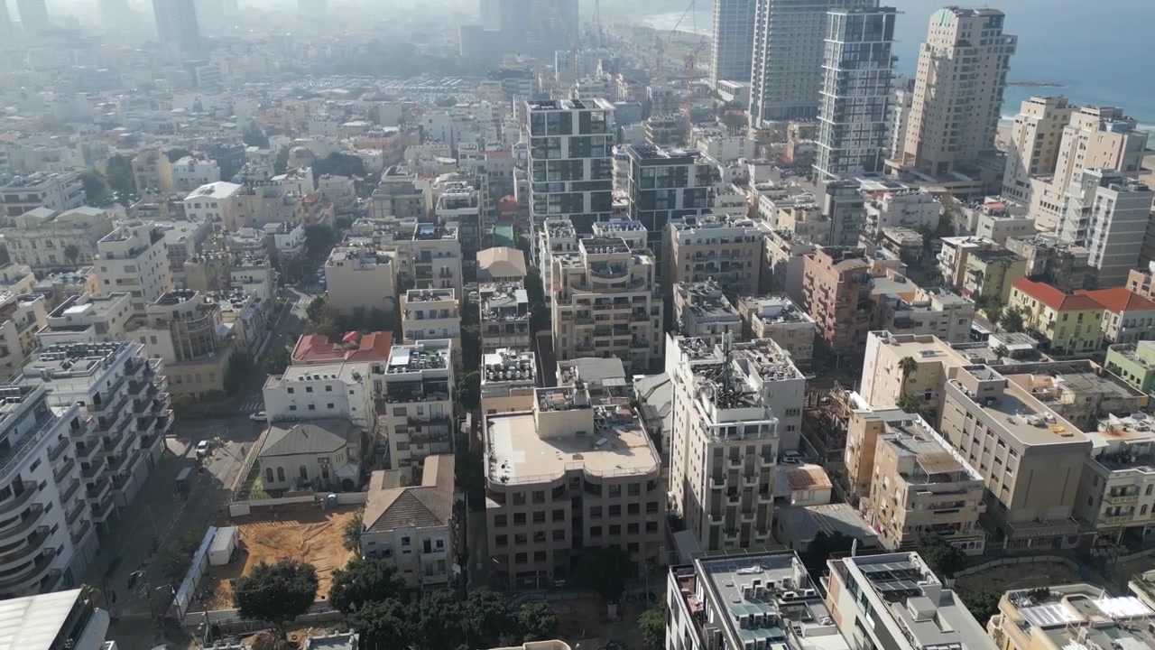 Veduta aerea sul paesaggio urbano di Tel Aviv, vista dai tetti sulla città. Vecchie case e moderni grattacieli.