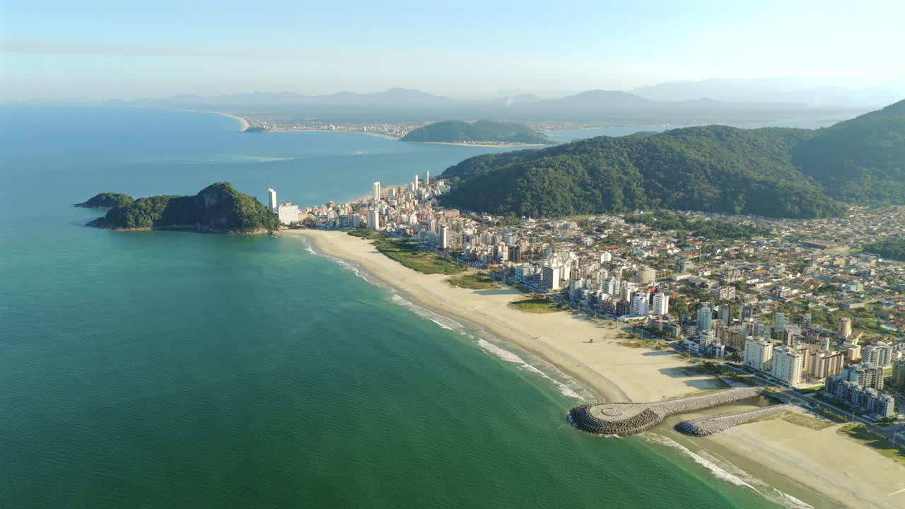 Quang cảnh từ trên cao của bãi biển Caiobá ở Matinhos với đường chân trời ven biển Guaratuba ở phía xa.