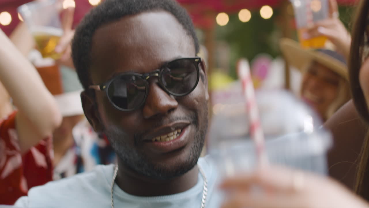 amigos en un festival de música al aire libre