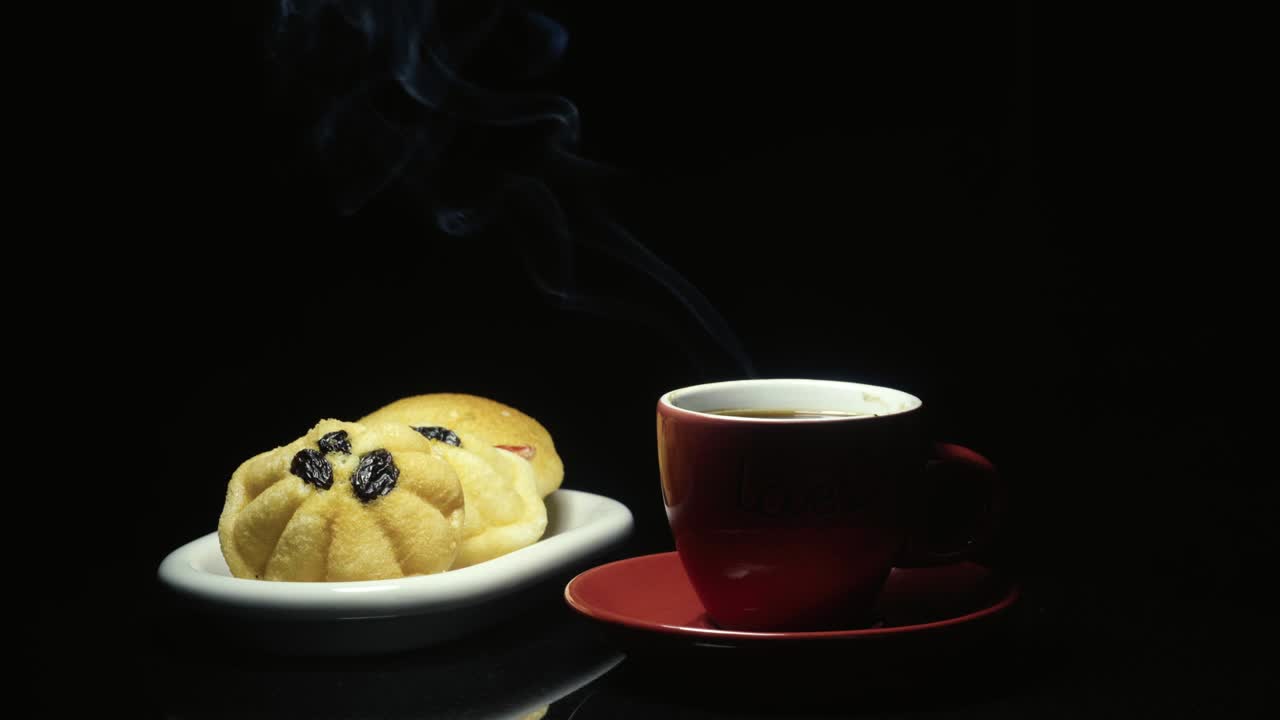 검은 바탕에 부드러운 케이크와 함께 뜨거운 커피