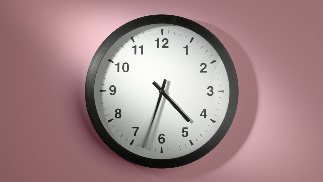 el reloj en la pared de rosa rosado en el lapso de tiempo