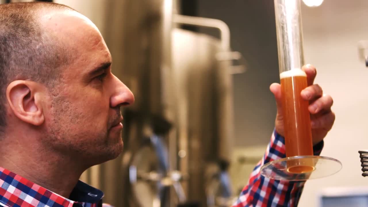 cervecera que sostiene el cilindro del hidrómetro